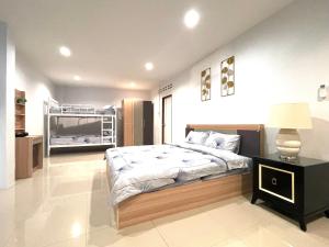 Katil atau katil-katil dalam bilik di Urbana Home