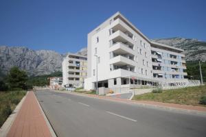 un edificio blanco al lado de una carretera en Apartment Vista Makarska, en Makarska