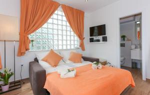 um quarto com uma cama e uma grande janela em Apartments Ena&Toni em Kaštela