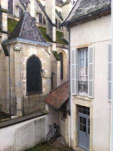 un vélo garé à côté d'un bâtiment avec fenêtre dans l'établissement Le Nid De La Chouette, à Dijon