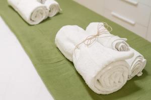 two towels are sitting on a green table at Alice al Mare in Pescara