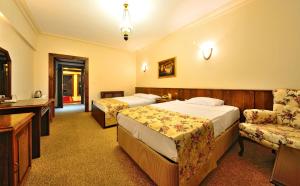 A bed or beds in a room at Baglar Saray Hotel