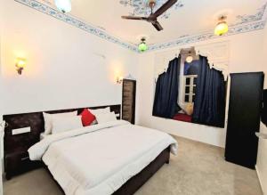 Postel nebo postele na pokoji v ubytování The Lakeside Haveli