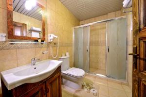 A bathroom at Baglar Saray Hotel