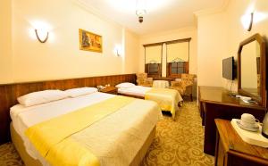 A bed or beds in a room at Baglar Saray Hotel