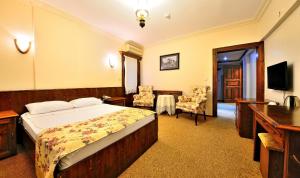 A television and/or entertainment centre at Baglar Saray Hotel