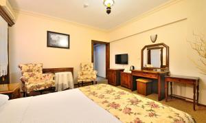 A television and/or entertainment centre at Baglar Saray Hotel