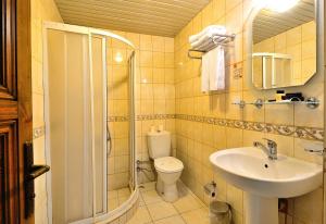 A bathroom at Baglar Saray Hotel