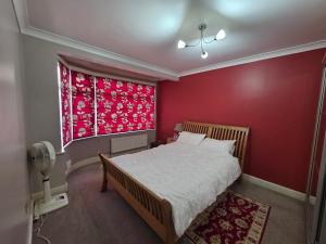 Postel nebo postele na pokoji v ubytování Bright 3BD Family Home with Garden Barkingside