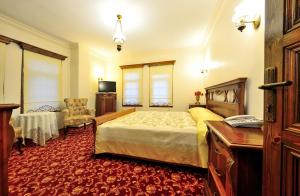 A bed or beds in a room at Baglar Saray Hotel
