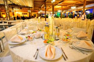 A restaurant or other place to eat at Baglar Saray Hotel