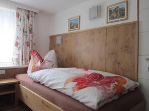 Una cama o camas en una habitación de Haus Jochum
