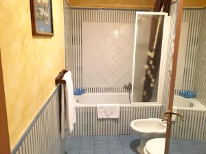 uma casa de banho com uma banheira, um WC e um lavatório. em Residenza Ave Roma em Roma
