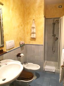 ローマにあるレジデンツァ アヴェ ローマのバスルーム(洗面台、トイレ、シャワー付)