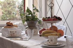 a table with a plate of fruit on a table at Chez papa in Ravenna