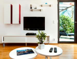 uma sala de estar com uma televisão e uma mesa em Apartment Lejo em Omiš