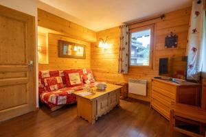 un soggiorno con un divano e una TV in una stanza di Cimes 2 #21 - 6 guests a Méribel