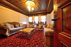 A seating area at Baglar Saray Hotel