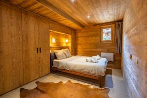 Ένα ή περισσότερα κρεβάτια σε δωμάτιο στο Authentic and Spacious Chalet in Méribel 5 Bedrooms