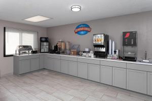 オシュコシュにあるBaymont by Wyndham Oshkosh Airportのキッチン(カウンター、カウンタートップ付)