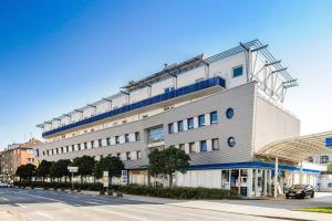 a large white building on a city street at ibis budget Duisburg City am Innenhafen in Duisburg