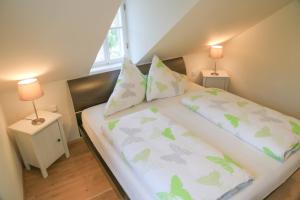 1 dormitorio con 1 cama con 2 lámparas en las mesas en Villa Leni - Premium Apartments, en Bad Ischl