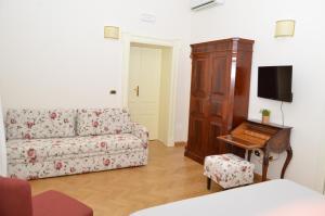 a living room with a couch and a tv at B&B Casa D'alleri in Siracusa