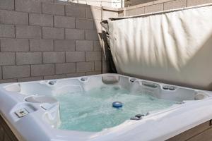 eine Whirlpool-Badewanne mit blauem Ball darin in der Unterkunft Canyons Edge home in Harrisburg Junction