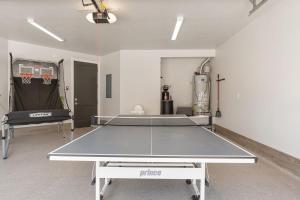 eine Tischtennisplatte in einem Raum mit einem Tischtennisball in der Unterkunft Canyons Edge home in Harrisburg Junction