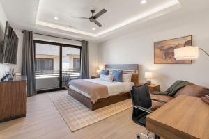 ein großes Schlafzimmer mit einem Bett und einer Couch in der Unterkunft Canyons Edge home in Harrisburg Junction + 47 Fotos