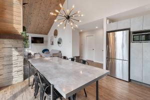 Una cocina y un comedor con una mesa y un refrigerador. en Ultimate Comfort with Spa - Le Villa Joie, en Saint Come 24 fotos más