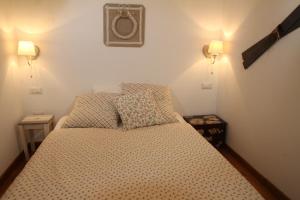 A bed or beds in a room at Dolomiti di Brenta House 2