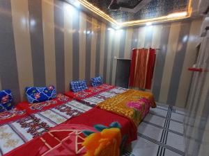 En eller flere senge i et værelse på Avadh Dham guest house + 2 billeder