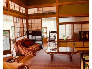 鳥栖市にあるHouse Hatama - Vacation STAY 15850のソファとコーヒーテーブルのあるリビングルーム