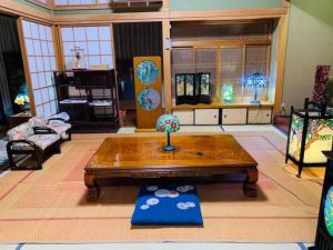 鳥栖市にあるHouse Hatama - Vacation STAY 15850のリビングルーム(中央にテーブル付)
