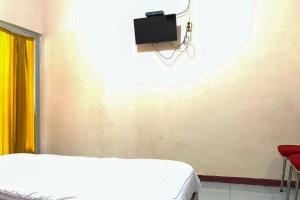 a room with a basketball hoop on the wall at Homestay Syariah Banjar Makmur Mertoyudan RedPartner in Banyurojo +16 photos