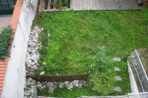 eine Luftansicht auf einen Hof mit Gras und Steinen in der Unterkunft NavigliCenter in Mailand