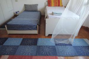 1 dormitorio con 2 camas y mosquitera en NavigliCenter, en Milán