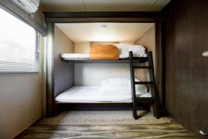 上天草市にあるumisolaieの二段ベッドが2つある小さな部屋