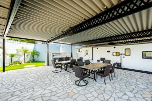 上天草市にあるumisolaieのテーブルと椅子のあるパティオ