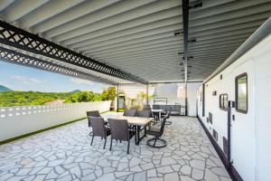 上天草市にあるumisolaieの屋上のパティオ(テーブル、椅子付)