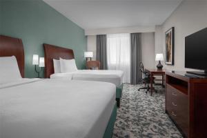 une chambre d'hôtel avec deux lits et une télévision dans l'établissement Hilton Garden Inn Denver Downtown, à Denver 98 autres photos