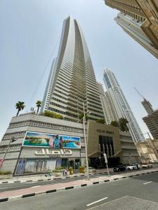 un grand bâtiment avec une enseigne sur le côté dans l'établissement Dubai Marina Modern 1 Bedroom Apartment steps to tram & Marina Walk, à Dubaï