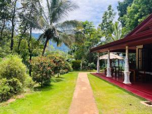 eine Veranda eines Hauses mit Bergblick in der Unterkunft Wow Field Homestay in Ella
