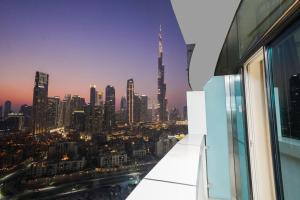 Una vista del horizonte de una ciudad desde una ventana en Studio with Burj Khalifa view, en Dubái