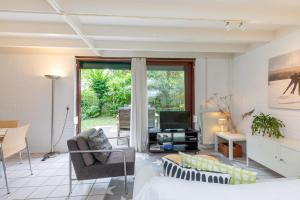 a living room with a couch and a tv at Vakantiewoning bij het Veerse Meer in Wolphaartsdijk