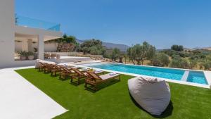 a villa with a swimming pool and lawnitures at Villa Selena Antequera by Ruralidays in Antequera