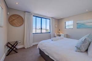 Ένα ή περισσότερα κρεβάτια σε δωμάτιο στο Hermanus Marine Square spacious 1 bedroom- central & close to sea