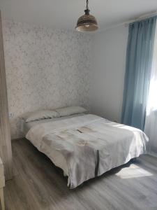 a bedroom with a white bed with a wall at 64747 Breuberg Odenwald 2 Schlafzimmer in Breuberg
