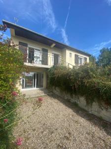 Tocqueville-en-CauxCottage Stelie的侧面有阳台的房子 更多78张照片